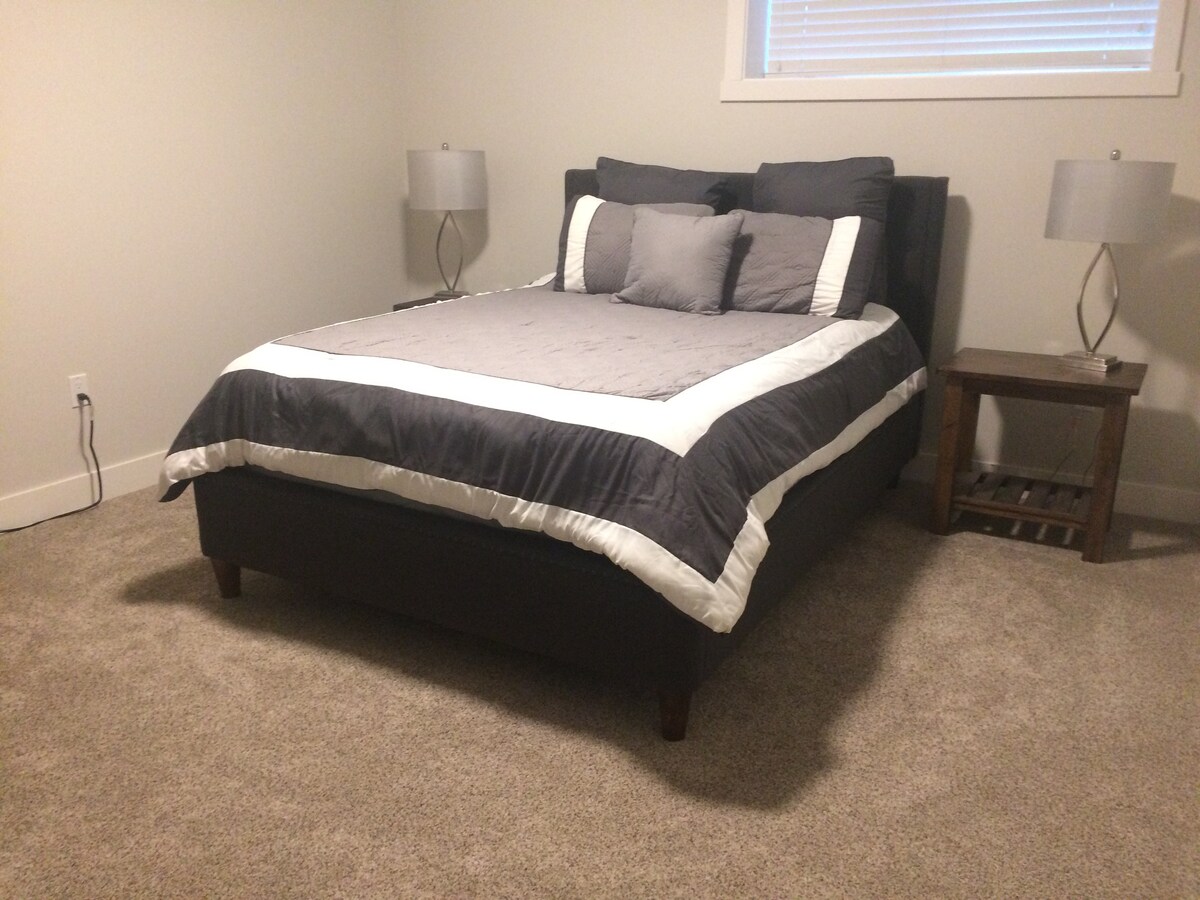 Голема спална соба на пониско ниво. Брачен кревет (широк 150-179 см). 