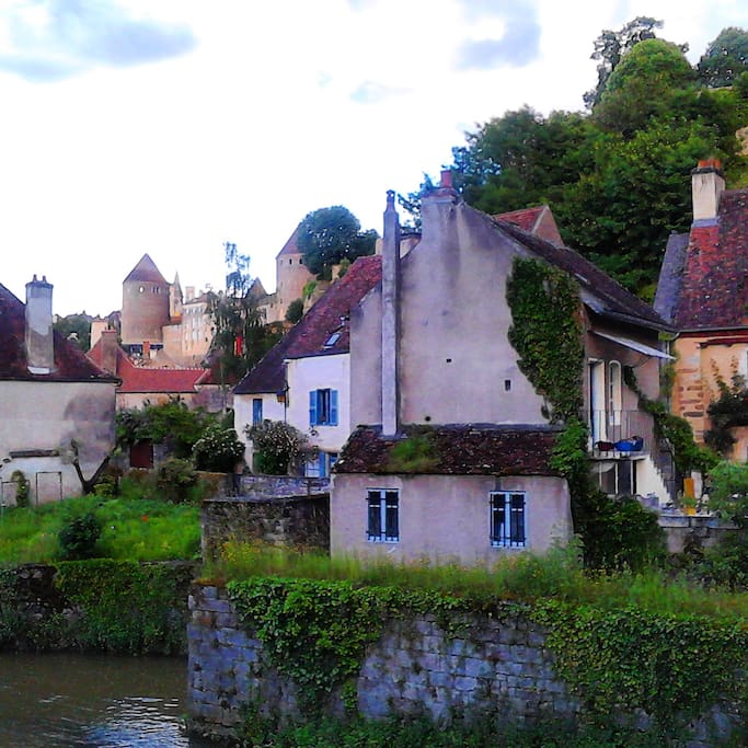 Bienvenue!!!!!!!!!!!!
Our petite canal house by the bridge.
