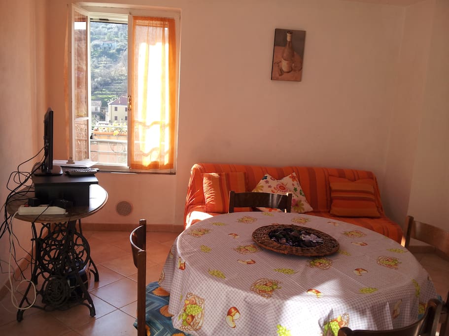 tavolo in cucina + tv