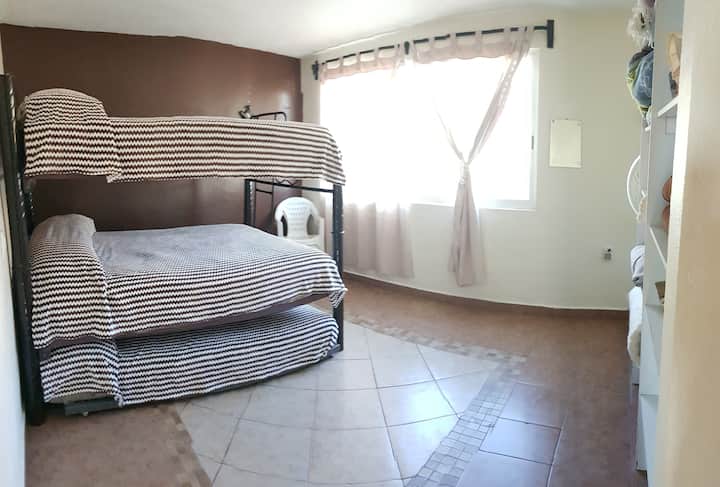 Recámara 3 con 3 camas matrimoniales, closets ventilador y mosquitero