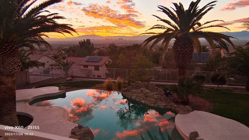 Luxury 6bdr House Pool Strip Vu gallery image 2