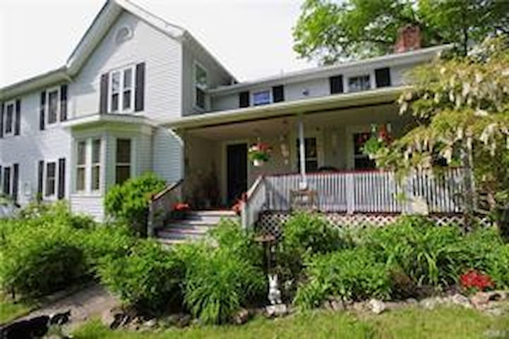 1830's Farm House, Private Room & Bath