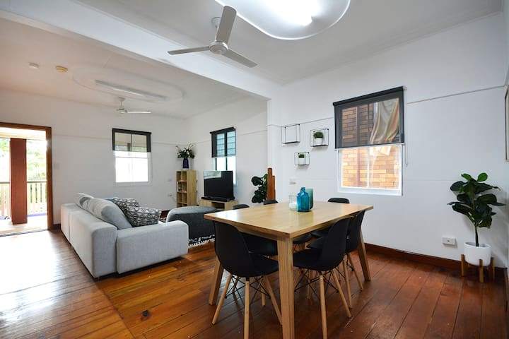 Location & Space!! Charming New Farm Queenslander