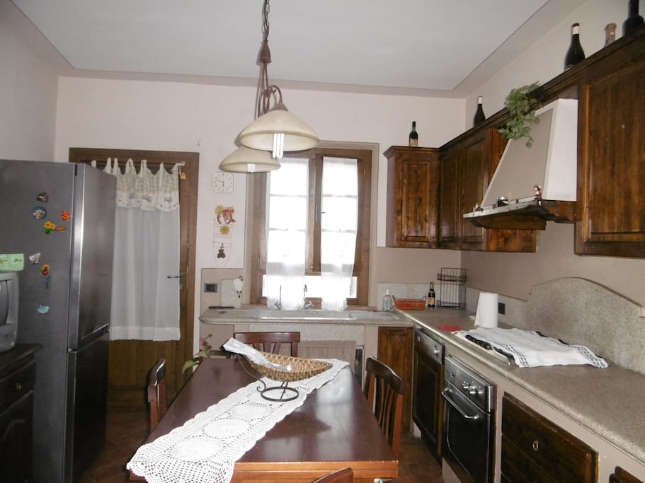 spaziosa cucina ed ingresso sul terrazzino esterno