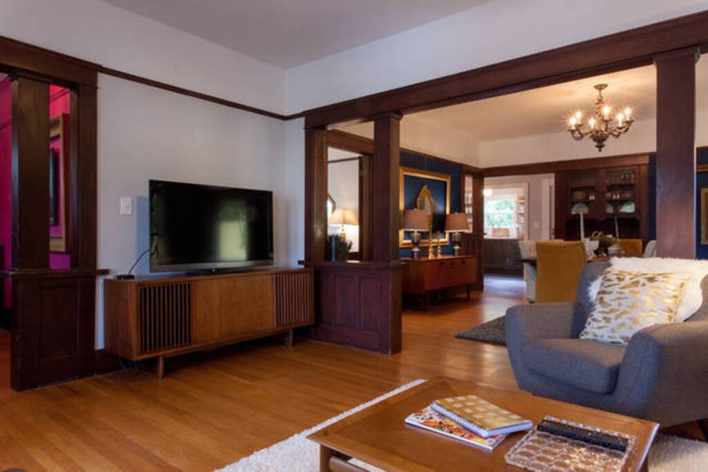Mid Century console and high-end Sony flatscreen with Apple TV!