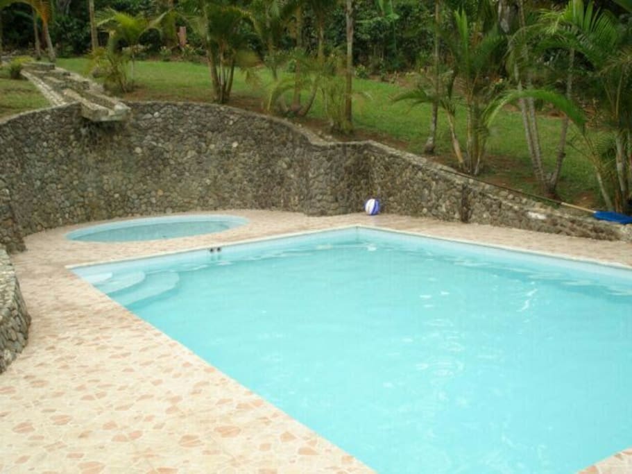 Pool with fresh water - piscina