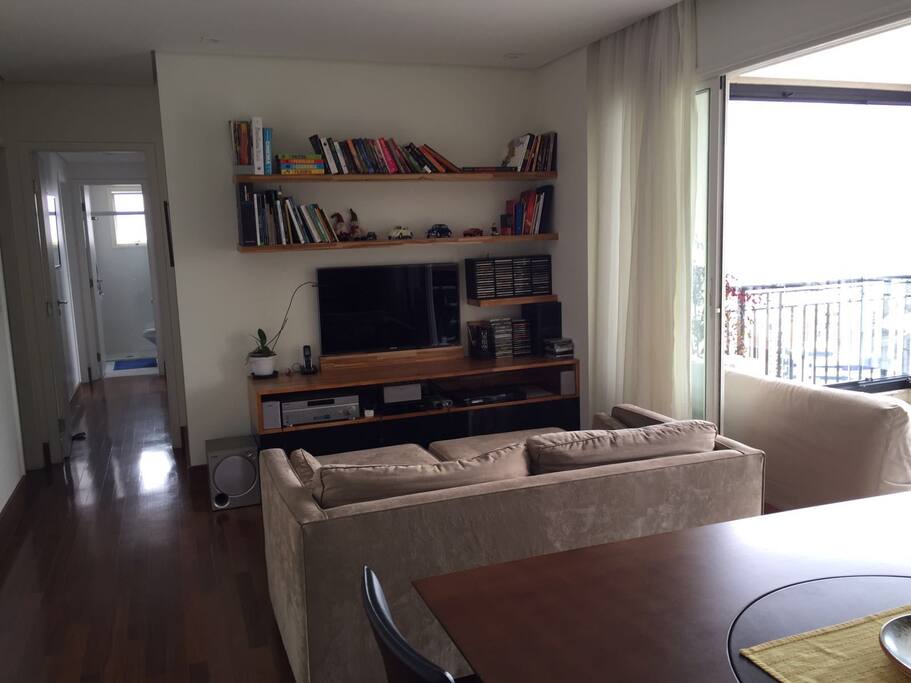 Das Wohnzimmer mit Blick auf das Bad am Ende des Korridors und rechts auf die Terrasse