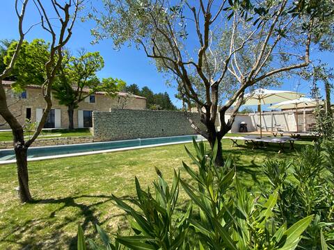Mas en Luberon in the heart of vineyards with views