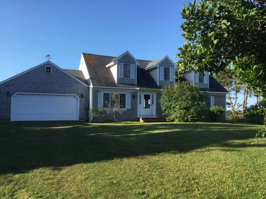 Front view of cottage/ocean to the rear