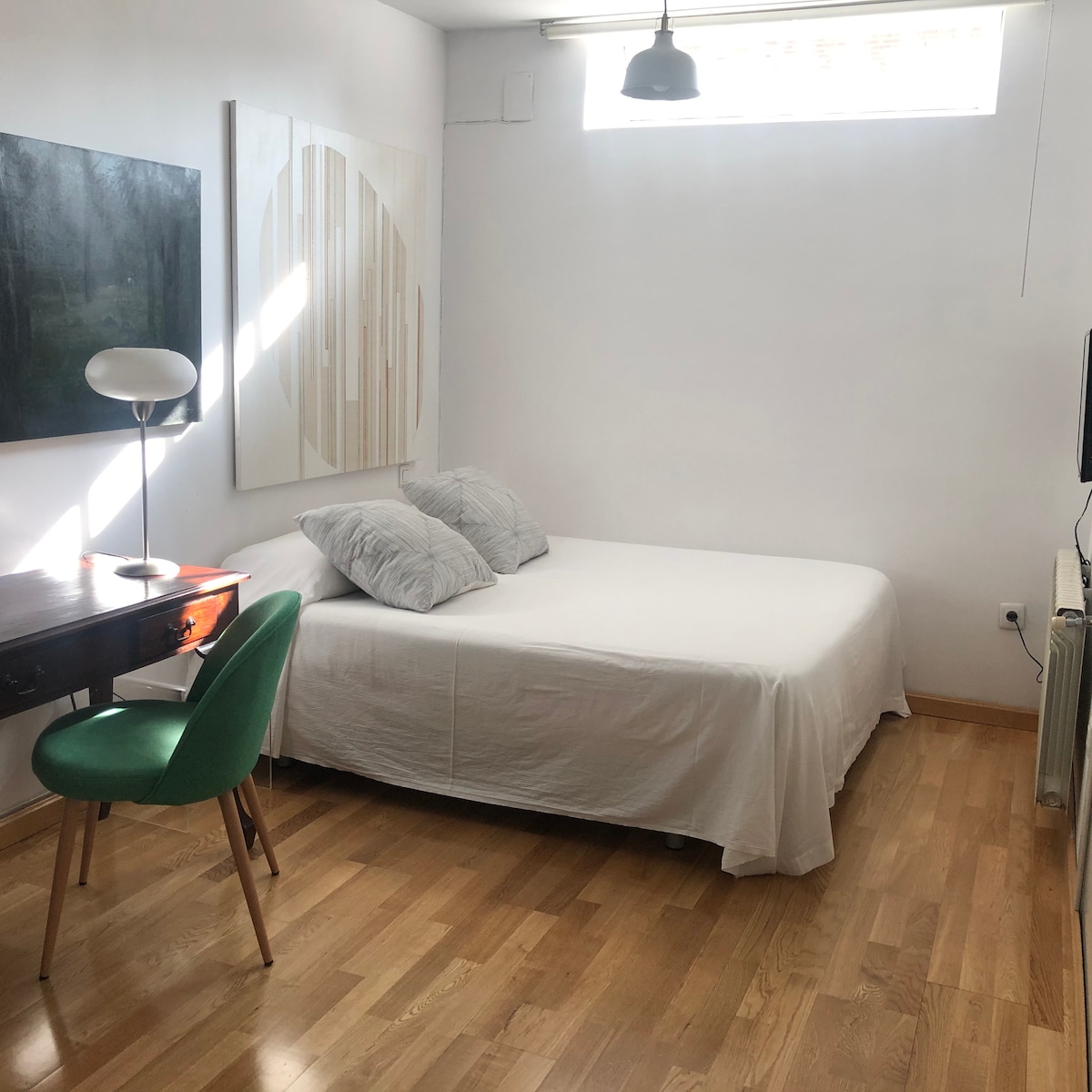 1 кревет 180 x 2 см 
 или добро , 
2 одделни кревета од 90 см 
Маса за студио
Телевизор 
Греење 