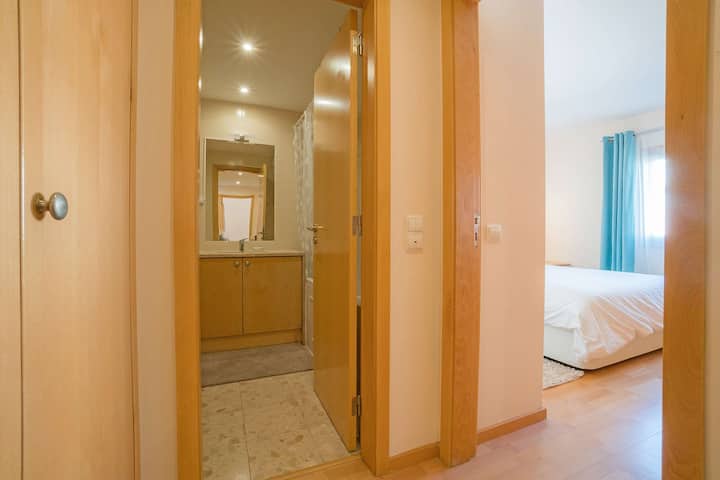 ردهة بمدخل للحمام وغرفة النوم