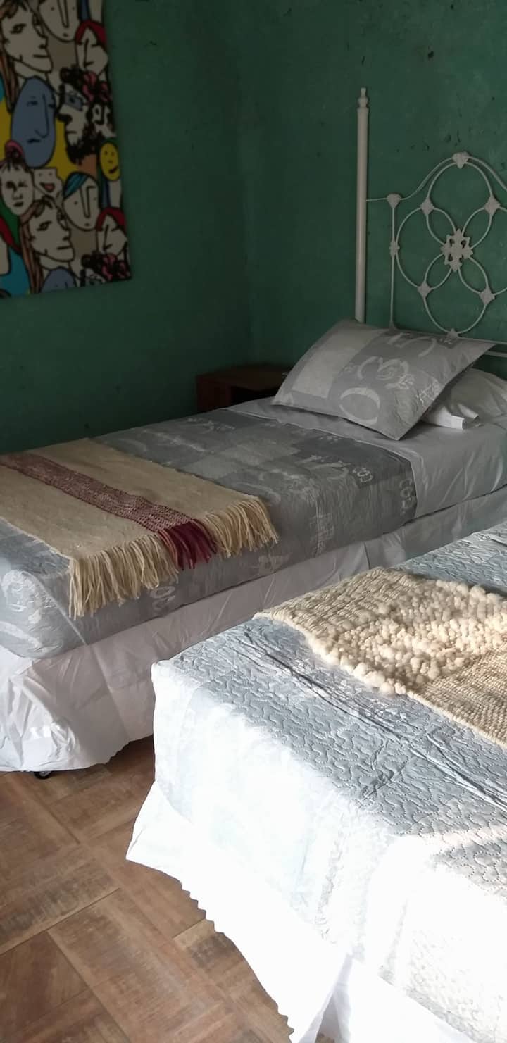Dormitorio con dos camas individuales