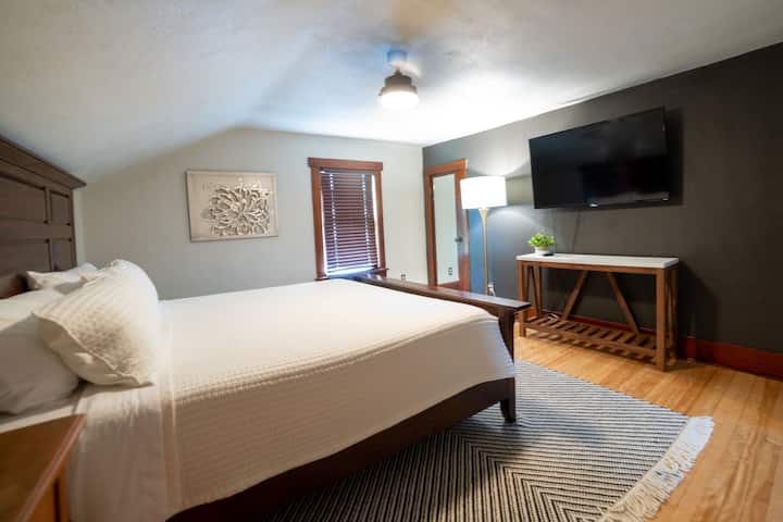 חדר שינה קינג סייז למעלה עם טלוויזיה חכמה. מזרן Tuft ו - Needle חדש ומצעים חדשים.