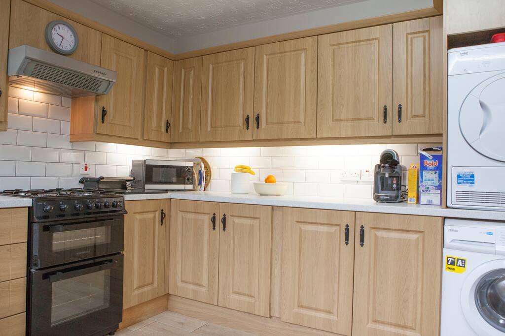 Gas cooker and hob
