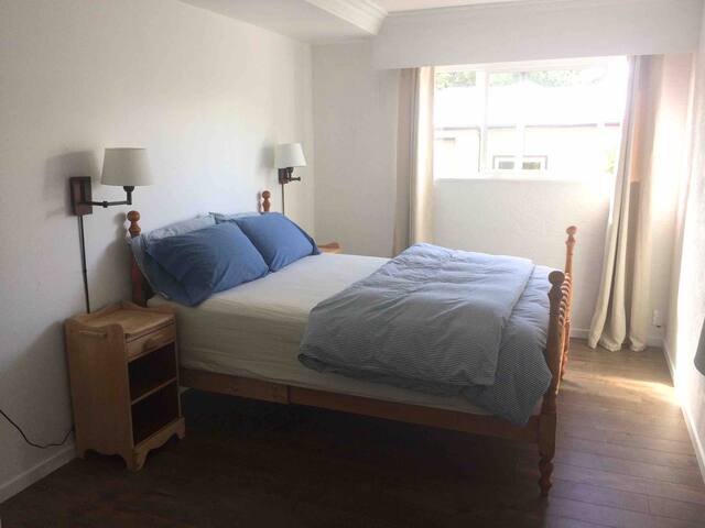 Bright & spacious private room (no cleaning fee)