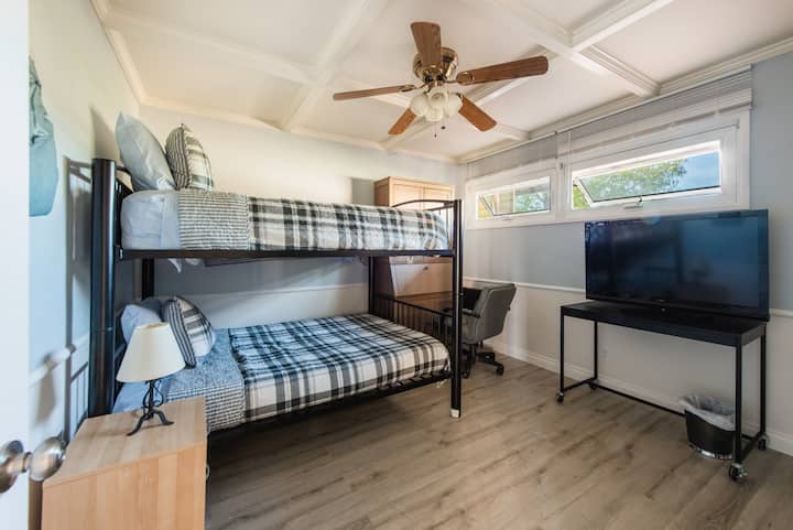 Habitación 2. *Esta disposición de la habitación ha cambiado de la litera a las camas una al lado de la otra. Colchones de tamaño grande para ambos. 