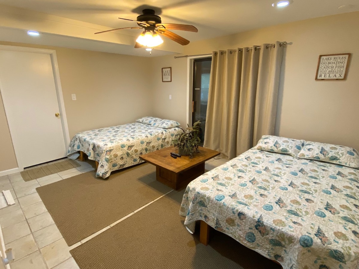 RODINNÁ IZBA S DVOMA FUTÓNMI V PLNEJ VEĽKOSTI