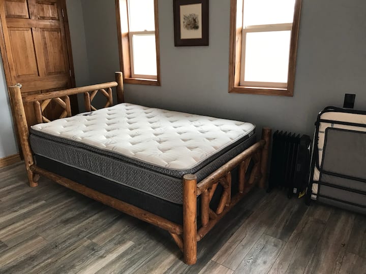 Dormitorio #2. Cama completa y 1 cuna individual con colchón. 