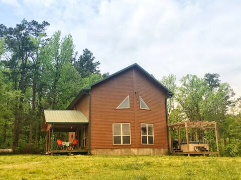 Cabin w/hot tub, 4wheeler trails.