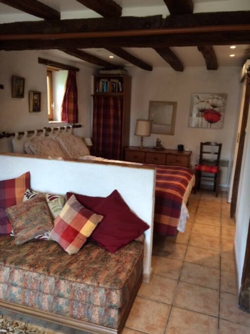 showing bedroom area