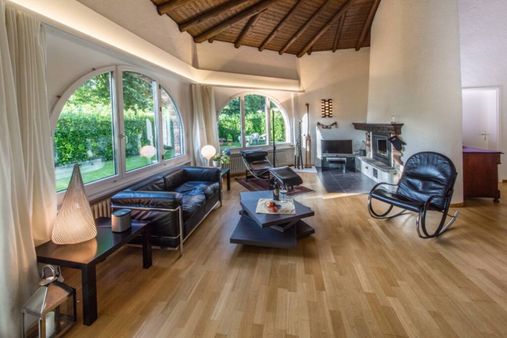 Wohnzimmer mit Kaminecke