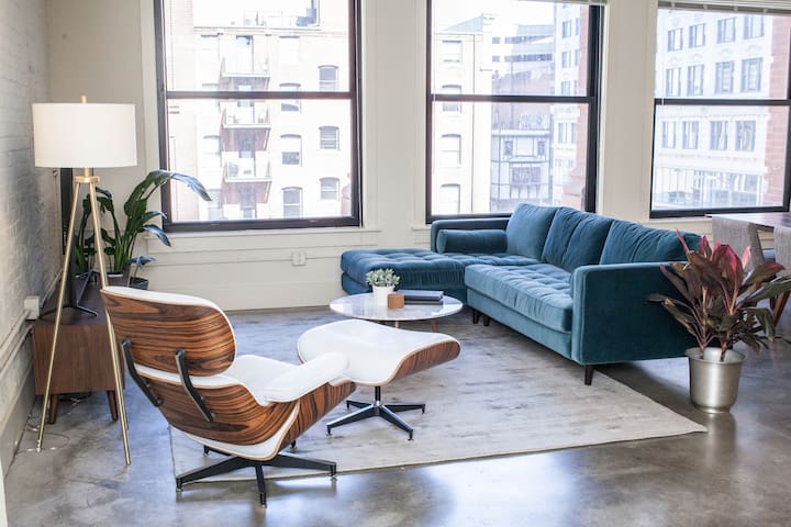 Designer 2 Bedroom Loft in Center of Downtown