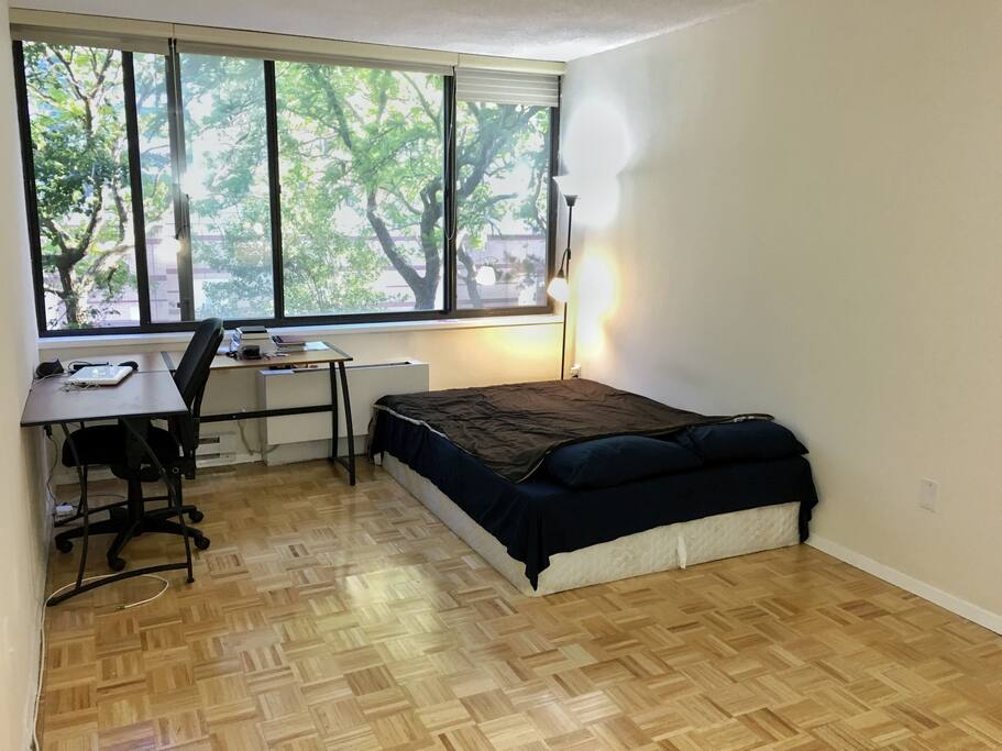 The master bed room with queen size bed