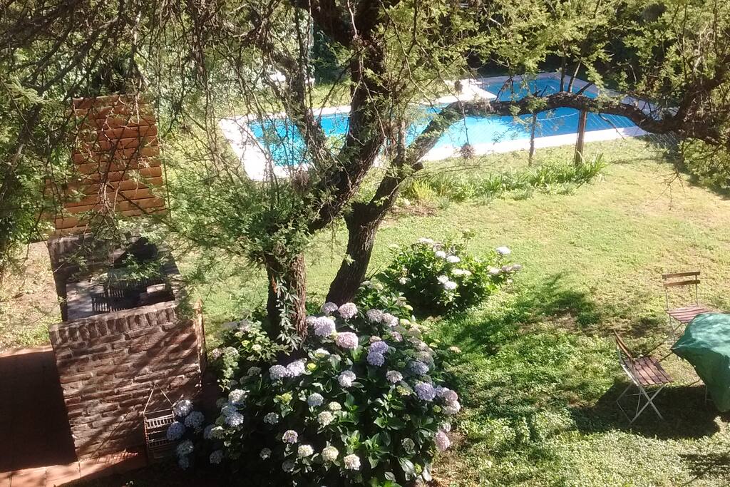 Vista del jardín, el asador y la piscina desde planta alta