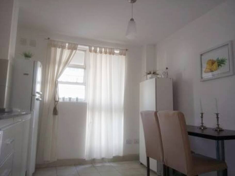 Cocina, Comedor Diario, y Lavadero, con salida al balcón con vista al río.