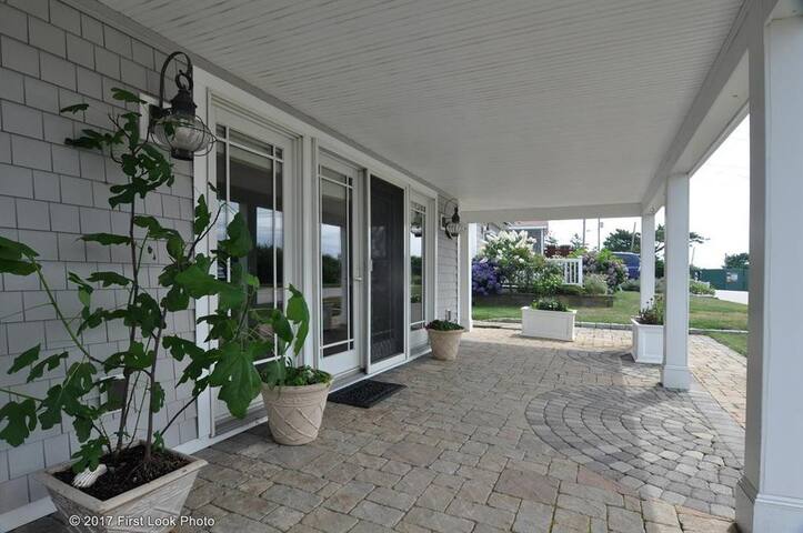 BEACH FRONT: Water Views: Luxurious 3 bed/2 bath gallery image 4