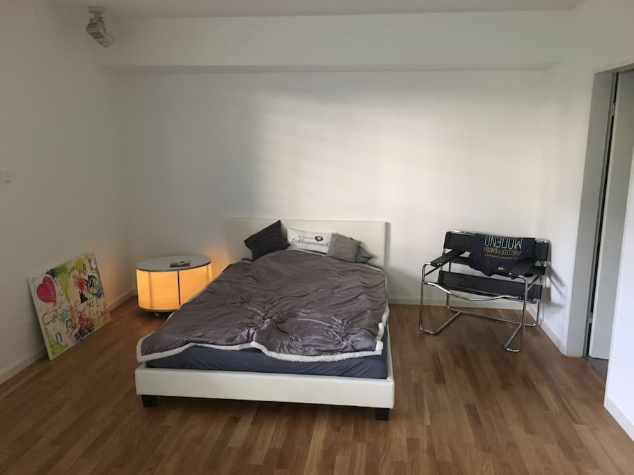 Schlafzimmer mit DB & Kleiderschrank