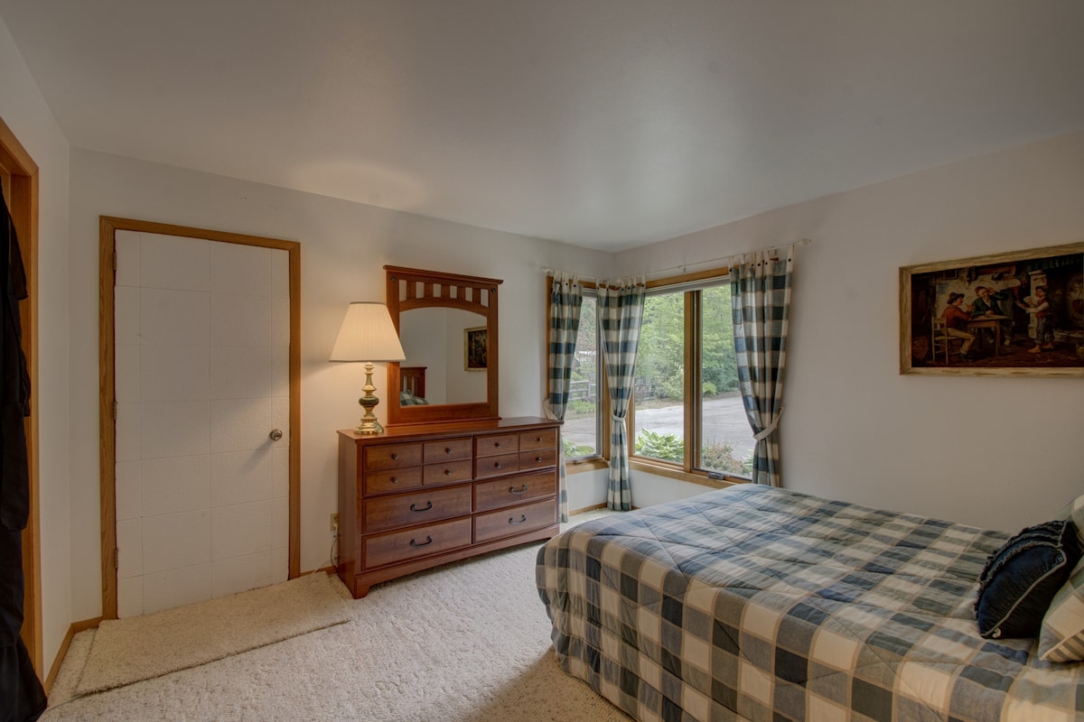 Спална соба со брачен кревет (широк 150-179 см) со одделен поврзан простор со брачен