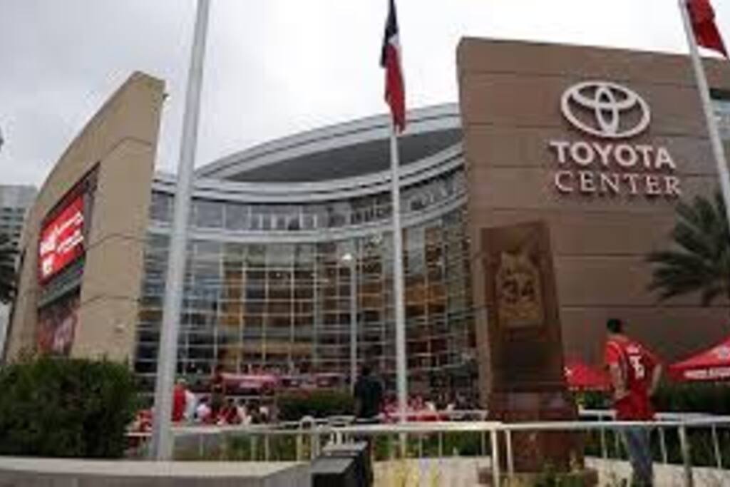 Home of the Houston Rockets and great concerts! 2min Uber ride away