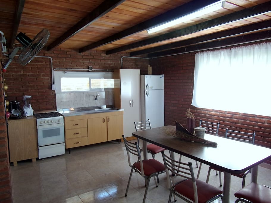 Cocina-comedor con todo lo necesario