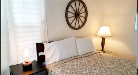 YOUR OWN PLACE/Car Garage/ 6 min from the Airport