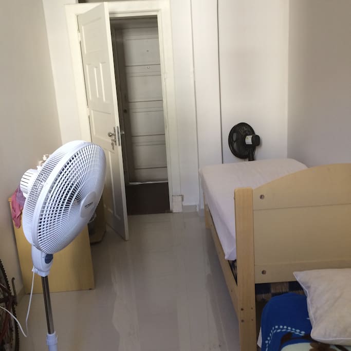 Quarto com dois ventiladores e boa iluminação