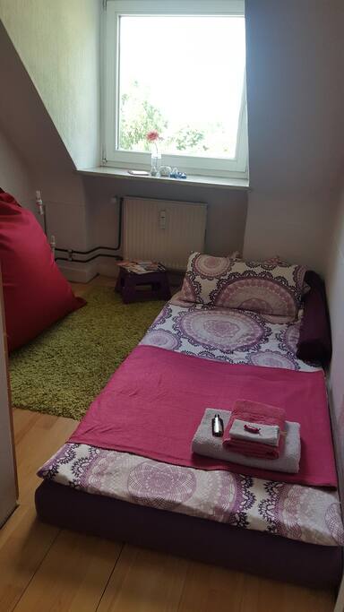 Dein Zimmer, klein aber fein :)
