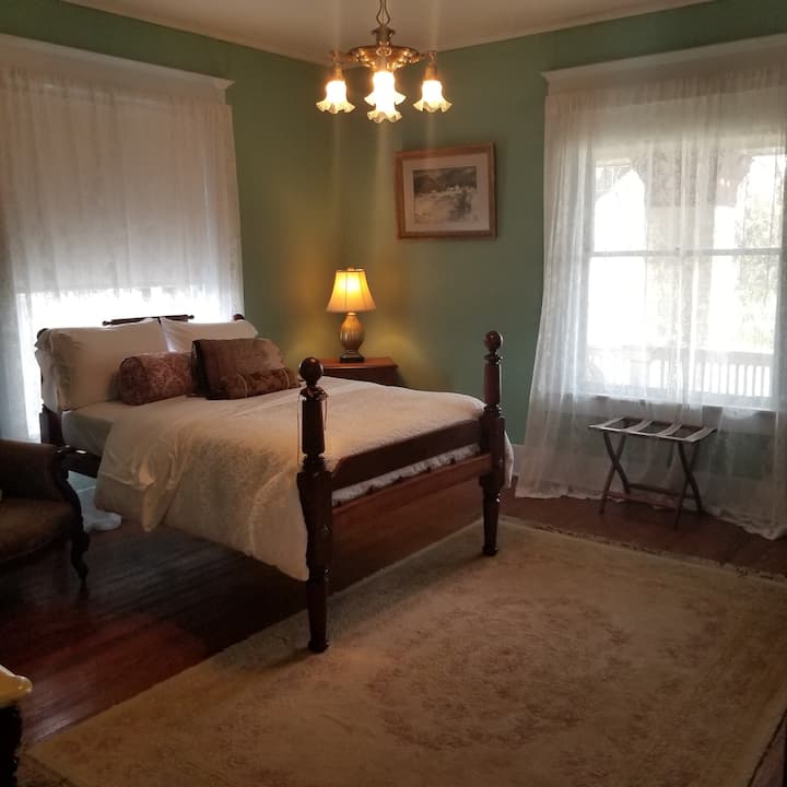 Veranda Suite room - full size bed.