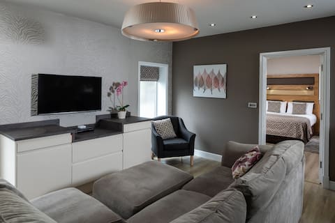 Popular Airbnb listing: Fairlawns Poolhouse in Walsall