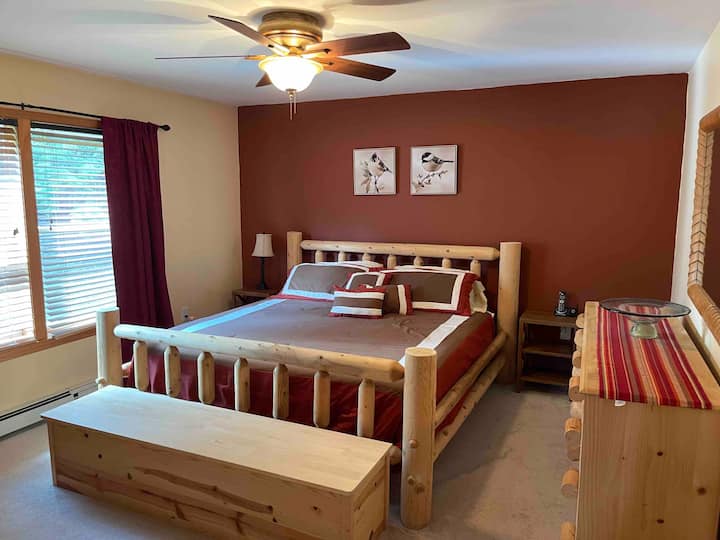 Dormitorio principal en la planta principal con cama king y baño privado.