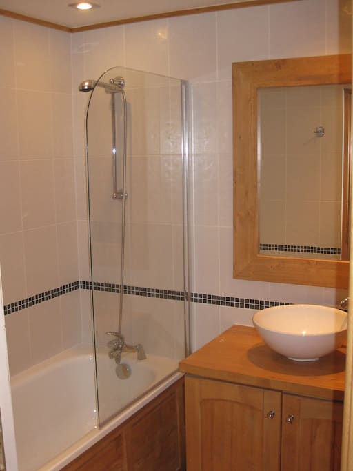 Clean and modern bathroom. Loads of hot water.