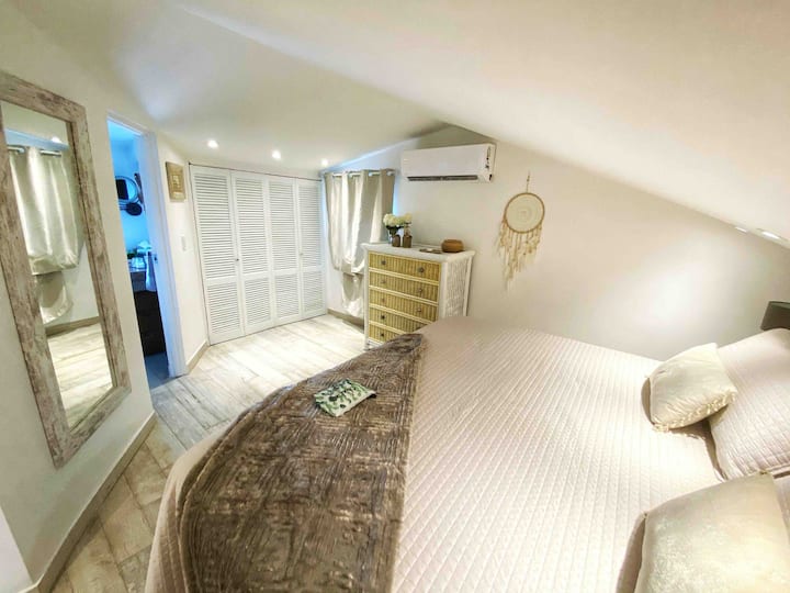 خزانة كاملة الحجم مع رفوف. 
مرآة كاملة الحجم
سرير بحجم كينغ 
خزانة ستائر داكنة 
 