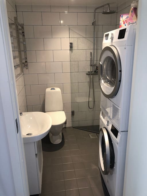 Toalett med torktumlare och tvättmaskin
