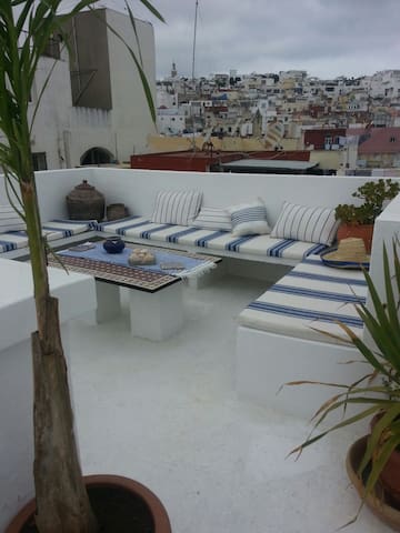 Welcome in the Medina, but in front of the sea...
