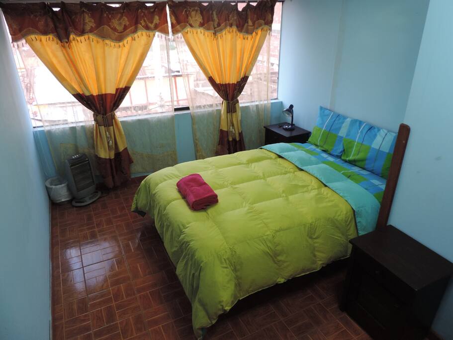 Habitación con cama de dos plazas.
