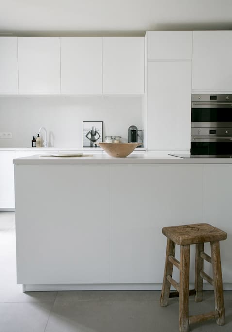 Kitchen renovated in June '18, fitted with 2 ovens (1 steam, 1 traditional), hob, dishwasher, fridge & freezer