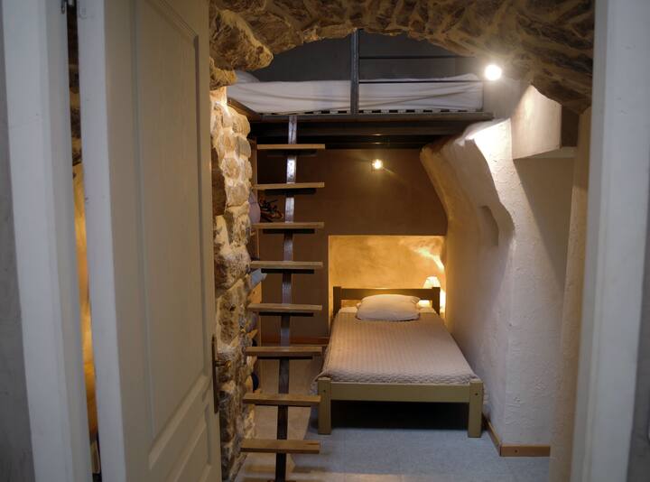 Спалня с мецанин