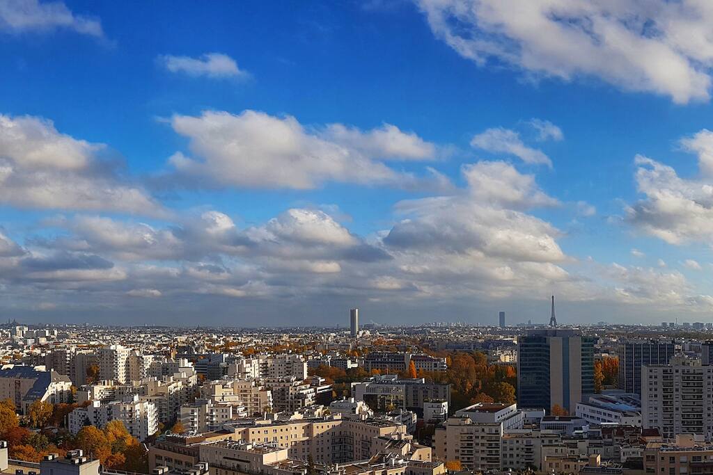 The view 180° above Paris days and nights
