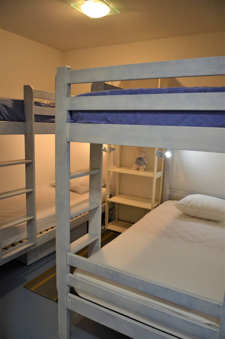 Dormitorio con 2x2 literas