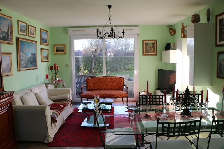 Get Domaine De Whitley Residence Berkeley Condominiums For Rent In For iPhone Free Get Wallpaper Domaine De Whitley Residence Berkeley Condominiums For Rent In Desktop Wallpaper